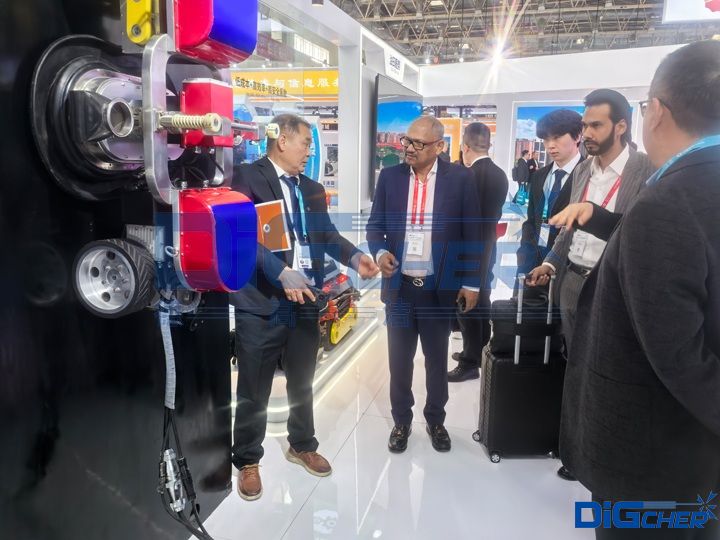 介紹“爬壁機(jī)器人+超高壓水射流除銹工藝”